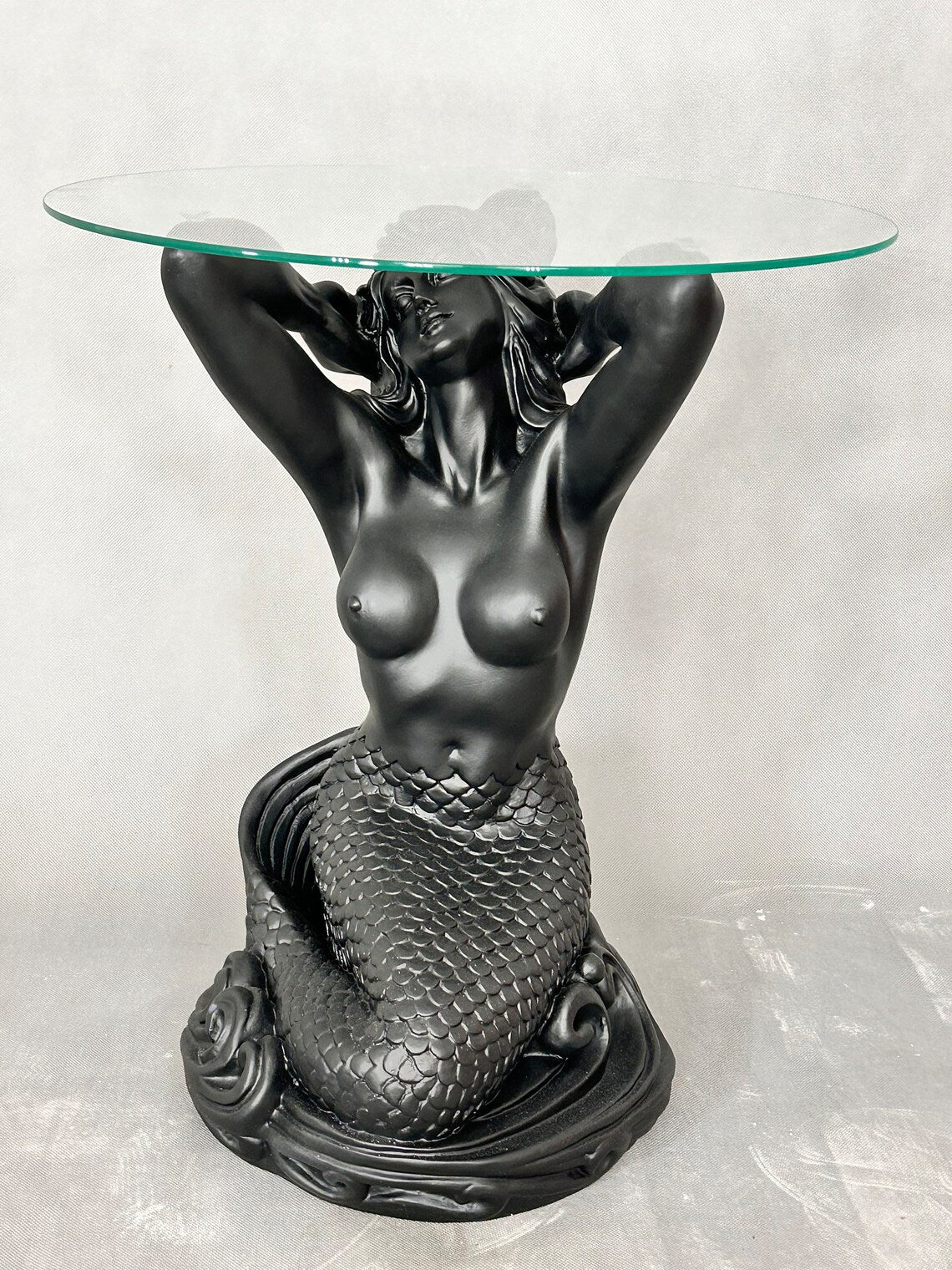 Figurentisch im Frauen Design Beistelltisch, Couchtisch, Glastisch Antik Stil